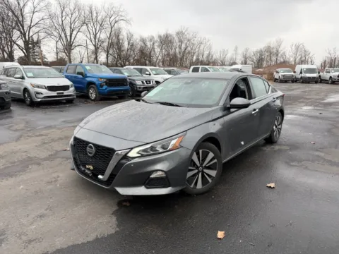 Photos of 2022 Nissan Altima 2.5 SV for sale in Indianapolis, IN at Indy Auto Man - Indianapolis