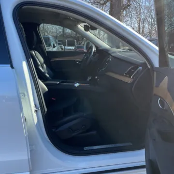 More photos of 2021 Volvo XC90 T6 Momentum at Indy Auto Man - Indianapolis, IN