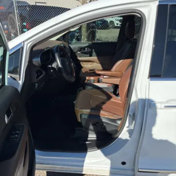 More photos of 2017 Chrysler Pacifica Limited at Indy Auto Man - Indianapolis, IN