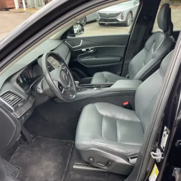 More photos of 2020 Volvo XC90 T6 Momentum at Indy Auto Man - Indianapolis, IN