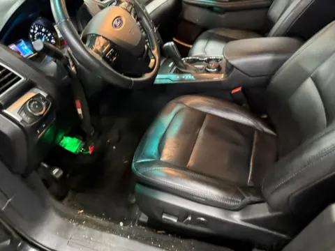 More photos of 2016 Ford Explorer XLT at Indy Auto Man - Indianapolis, IN