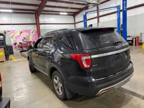 More photos of 2016 Ford Explorer XLT at Indy Auto Man - Indianapolis, IN