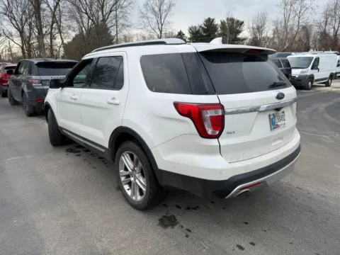 More photos of 2016 Ford Explorer XLT at Indy Auto Man - Indianapolis, IN