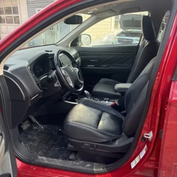 More photos of 2018 Mitsubishi Outlander PHEV SEL at Indy Auto Man - Indianapolis, IN