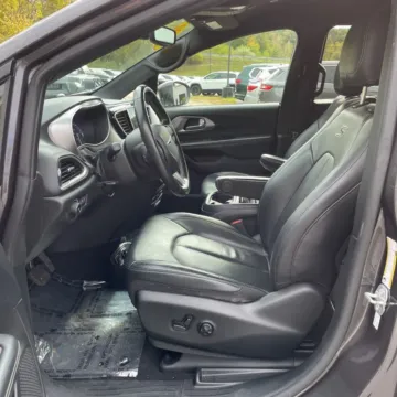 More photos of 2020 Chrysler Pacifica Launch Edition at Indy Auto Man - Indianapolis, IN