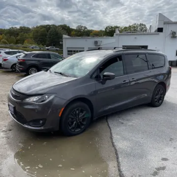 Photos of 2020 Chrysler Pacifica Launch Edition for sale in Indianapolis, IN at Indy Auto Man - Indianapolis