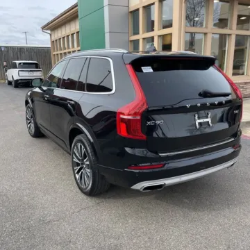 More photos of 2021 Volvo XC90 T6 Momentum at Indy Auto Man - Indianapolis, IN