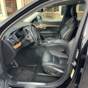 More photos of 2021 Volvo XC90 T6 Momentum at Indy Auto Man - Indianapolis, IN