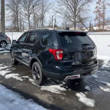 More photos of 2017 Ford Explorer XLT at Indy Auto Man - Indianapolis, IN