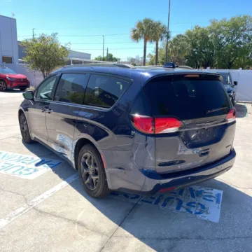 More photos of 2020 Chrysler Pacifica Limited at Indy Auto Man - Indianapolis, IN