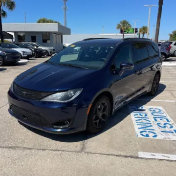 Photos of 2020 Chrysler Pacifica Limited for sale in Indianapolis, IN at Indy Auto Man - Indianapolis