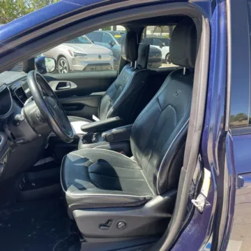 More photos of 2020 Chrysler Pacifica Limited at Indy Auto Man - Indianapolis, IN