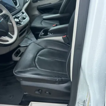More photos of 2018 Chrysler Pacifica Hybrid Limited at Indy Auto Man - Indianapolis, IN