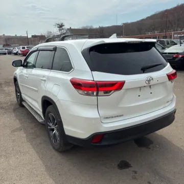 More photos of 2018 Toyota Highlander LE Plus at Indy Auto Man - Indianapolis, IN
