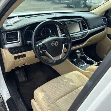 More photos of 2018 Toyota Highlander LE Plus at Indy Auto Man - Indianapolis, IN