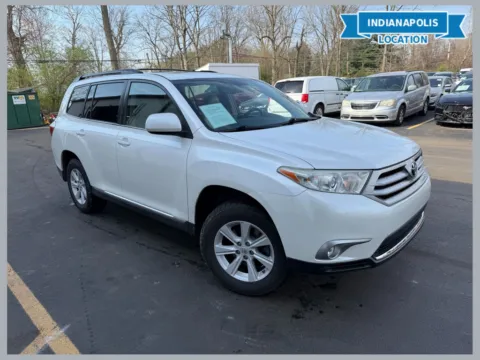 White 2013 Toyota Highlander Base Plus V6 for sale in Indianapolis, IN