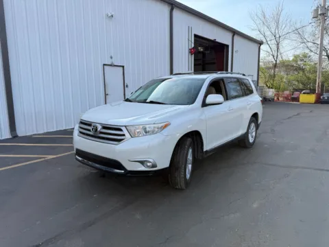 Photos of 2013 Toyota Highlander Base Plus V6 for sale in Indianapolis, IN at Indy Auto Man - Indianapolis
