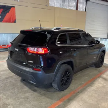 More photos of 2019 Jeep Cherokee Latitude Plus at Indy Auto Man - Indianapolis, IN