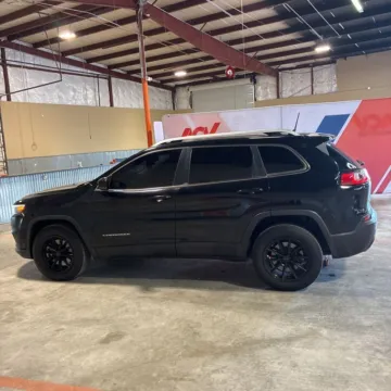 More photos of 2019 Jeep Cherokee Latitude Plus at Indy Auto Man - Indianapolis, IN