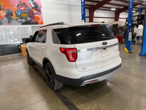 More photos of 2016 Ford Explorer XLT at Indy Auto Man - Indianapolis, IN