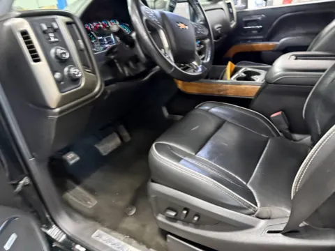 More photos of 2019 Chevrolet Silverado 2500HD High Country at Indy Auto Man - Indianapolis, IN