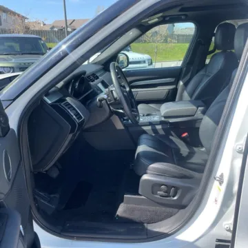 More photos of 2020 Land Rover Discovery Landmark Edition at Indy Auto Man - Indianapolis, IN