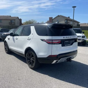 More photos of 2020 Land Rover Discovery Landmark Edition at Indy Auto Man - Indianapolis, IN
