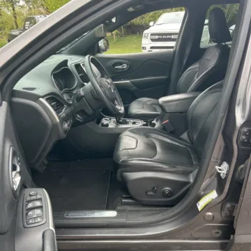 More photos of 2019 Jeep Cherokee Limited at Indy Auto Man - Indianapolis, IN
