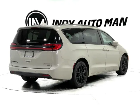 More photos of 2021 Chrysler Pacifica Limited at Indy Auto Man - Indianapolis, IN