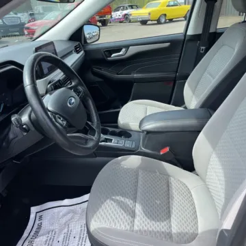 More photos of 2021 Ford Escape SE at Indy Auto Man - Indianapolis, IN