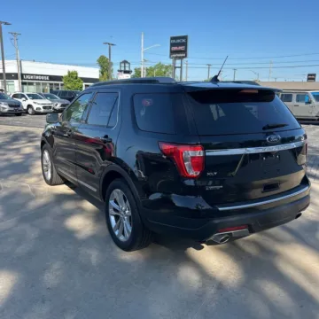 More photos of 2018 Ford Explorer XLT at Indy Auto Man - Indianapolis, IN