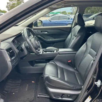 More photos of 2022 Nissan Rogue SV at Indy Auto Man - Indianapolis, IN