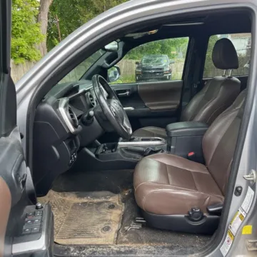 More photos of 2017 Toyota Tacoma Limited V6 at Indy Auto Man - Indianapolis, IN