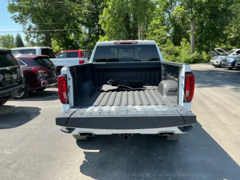 More photos of 2022 GMC Sierra 1500 AT4 at Indy Auto Man - Indianapolis, IN