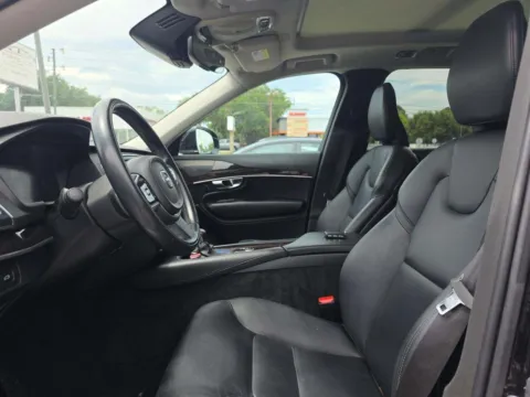 More photos of 2019 Volvo XC90 T5 Momentum at Indy Auto Man - Indianapolis, IN