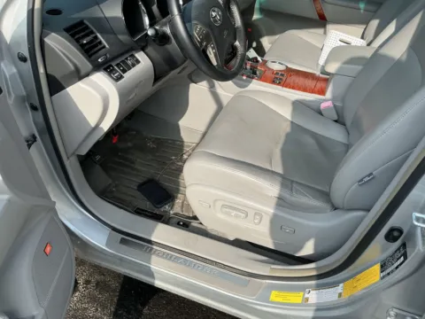 More photos of 2008 Toyota Highlander Limited at Indy Auto Man - Indianapolis, IN