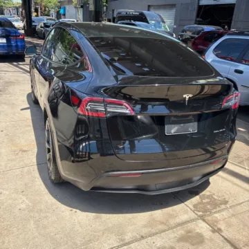 More photos of 2023 Tesla Model Y Long Range at Indy Auto Man - Indianapolis, IN