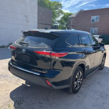 Another view of 2020 Toyota Highlander XLE for sale in Indianapolis, IN at Indy Auto Man - Indianapolis