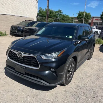 Photos of 2020 Toyota Highlander XLE for sale in Indianapolis, IN at Indy Auto Man - Indianapolis