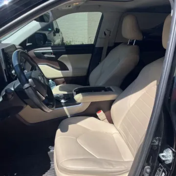 More photos of 2020 Toyota Highlander XLE at Indy Auto Man - Indianapolis, IN
