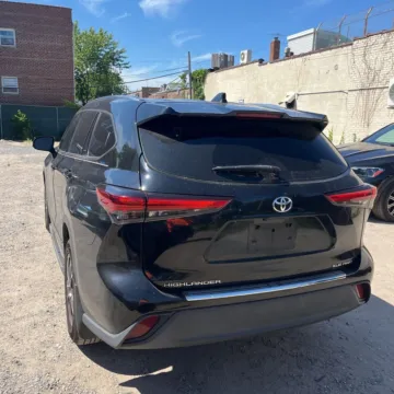 More photos of 2020 Toyota Highlander XLE at Indy Auto Man - Indianapolis, IN