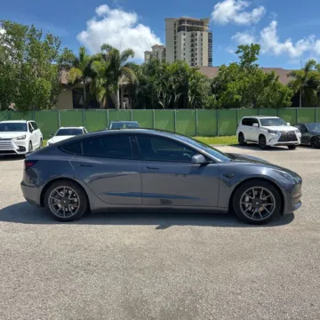 More photos of 2021 Tesla Model 3 Standard Range Plus at Indy Auto Man - Indianapolis, IN
