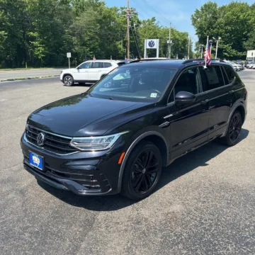 Photos of 2022 Volkswagen Tiguan 2.0T SE R-Line Black for sale in Indianapolis, IN at Indy Auto Man - Indianapolis