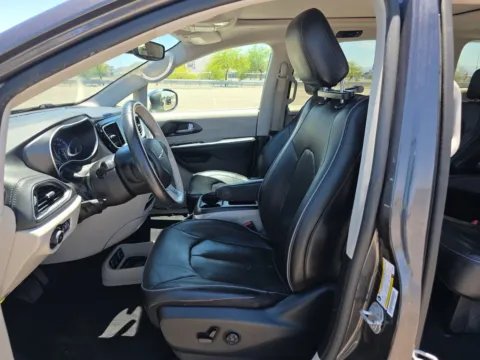 More photos of 2020 Chrysler Pacifica Limited at Indy Auto Man - Indianapolis, IN