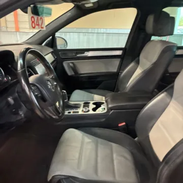 More photos of 2017 Volkswagen Touareg V6 4Motion at Indy Auto Man - Indianapolis, IN