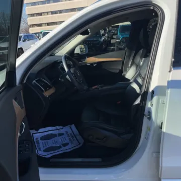 More photos of 2021 Volvo XC90 T6 Momentum at Indy Auto Man - Indianapolis, IN