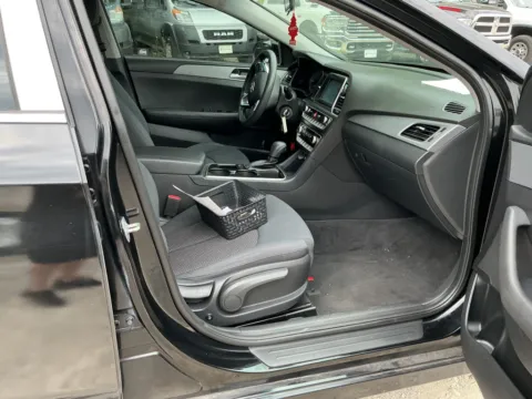 More photos of 2018 Hyundai Sonata SE at Indy Auto Man - Indianapolis, IN