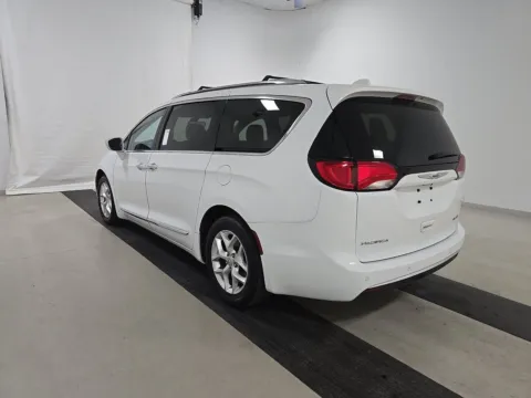 More photos of 2020 Chrysler Pacifica Limited at Indy Auto Man - Indianapolis, IN