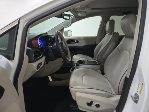 More photos of 2020 Chrysler Pacifica Limited at Indy Auto Man - Indianapolis, IN