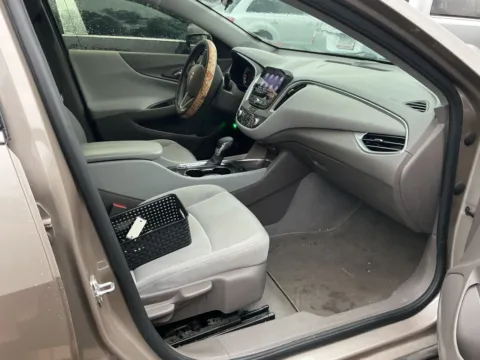 More photos of 2022 Chevrolet Malibu LT at Indy Auto Man - Indianapolis, IN